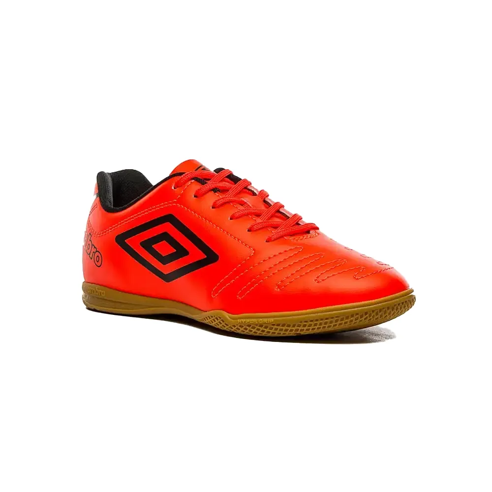 Detalhe da chuteira Umbro coral destacando solado e acabamento
